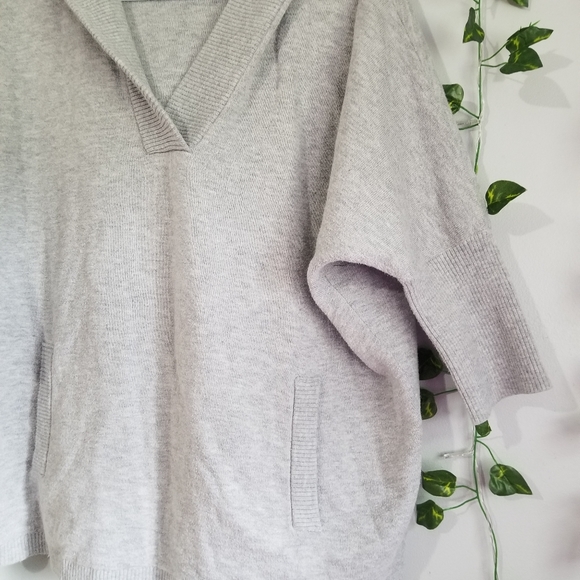 Tahari Womens Deep Vneck Half Sleeve Hooded Sweater Med Relaxed Kangaroo Pocket - Picture 4 of 10